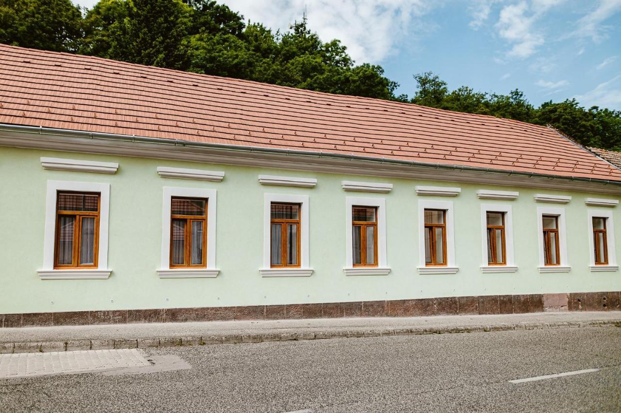 Sziklavendeghaz Aparthotel Veszprem Exterior photo